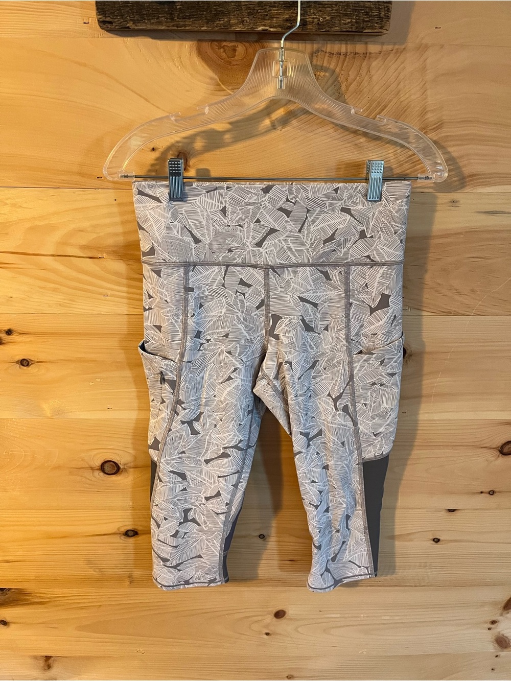 Athleta Light Gray Printed Capri Leggings with Side Pockets Size Small